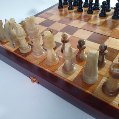 Bộ bàn cờ vua gỗ hương ,và quân sừng trắng ,sừng đen cao cấp tuyệt đẹp 