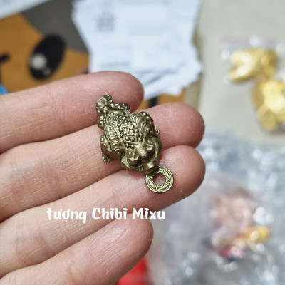 01 cụ Thiềm Thừ kim loại size 31mm x 17mm trang trí bàn thờ Thần Tài Thổ Địa mini, cóc may mắn, cóc 3 chân Giàu có Quà tặng Đồ trang trí
