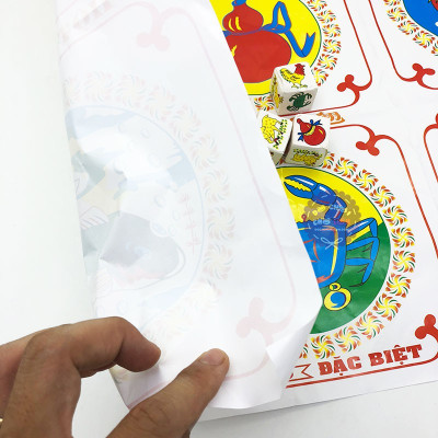 Bộ lắc bầu cua tôm cá hột giấy giải trí vui nhộn hàng Việt Nam gồm bàn giấy 65cm x 43cm và 3 xúc xắc, đồ chơi ngày tết