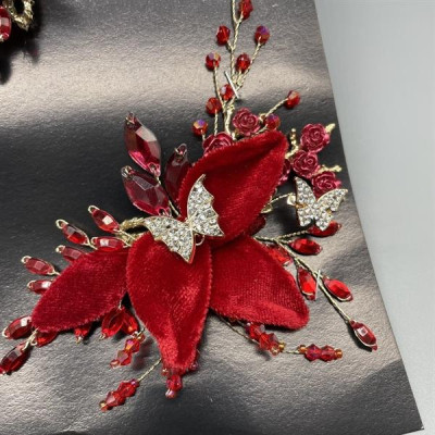 Cài tóc cô dâu hoa nhung đỏ đính bướm vàng