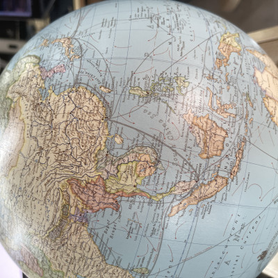 Quả Cầu Trái Đất Columbus Duo Count (Có Hoàng Sa - Trường Sa - Đèn Chiếu Sáng, Đường Kính 30cm, 2 Chế Độ Hiển Thị: Thường Và 3D, Đế Gỗ Sồi, Giá Phủ Nhũ Bạc)