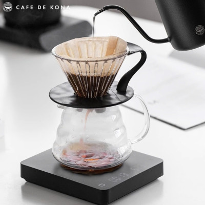 Phễu thuỷ tinh V60 rãnh thẵng đế nhựa đen CAFE DE KONA