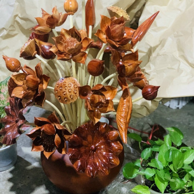 1 bình hoa sen 25 cành , trang trí phòng thờ phòng khách bằng gỗ hương đỏ đẹp long lanh ,