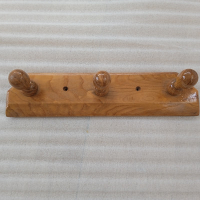 Giá treo quần áo gỗ N H home 3 móc gắn tường.