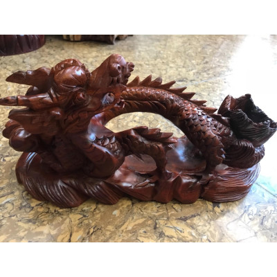 Tượng Gỗ Mỹ Nghệ Chạm Rồng Lượn có chỗ gạt tàn size dài 35cm cao 18cm sâu 12cm Anh Chị trưng trên bàn phòng khách ở nhà, công ty hay làm quà tặng ạ