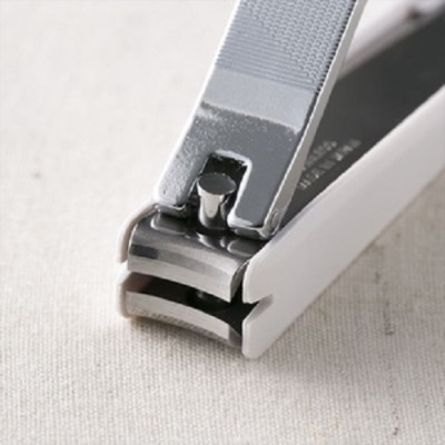 Bấm Móng Tay Inox Hoa Văn Cỡ Vừa Kai Razor 000HC3601 (Màu Trắng)