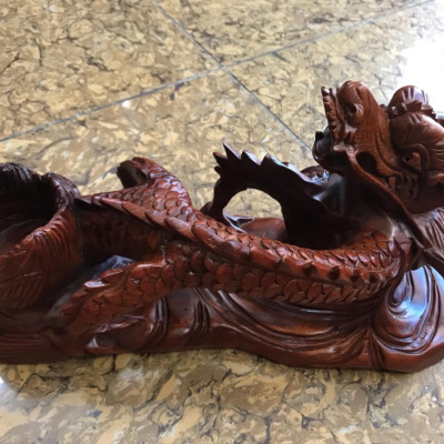 Tượng Gỗ Mỹ Nghệ Chạm Rồng Lượn có chỗ gạt tàn size dài 35cm cao 18cm sâu 12cm Anh Chị trưng trên bàn phòng khách ở nhà, công ty hay làm quà tặng ạ