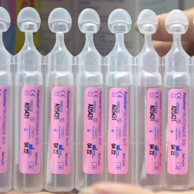 Combo chai Xịt Xoang Mũi 30ml NazaI Nhật Bản và 5 Ống Nước Muối Vệ sinh Mắt Mũi Fysoline Pháp