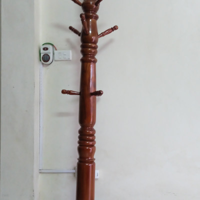 Cây treo quần áo gỗ N H home thân to chân thẳng màu nâu đậm 