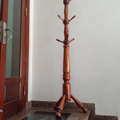 Cây treo quần áo N H home thân to chân thẳng màu nâu đậm 