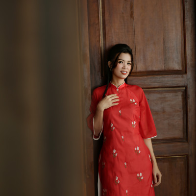 Áo dài cách tân thiết kế đỏ 4 tà thêu hoa lá ( size XL )