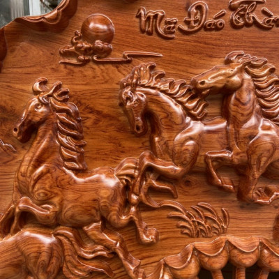 Tranh Quạt Khắc Mã Đáo Thành Công Bằng Gỗ Hương Đá Cao Cấp Thương Hiệu TOKDODO