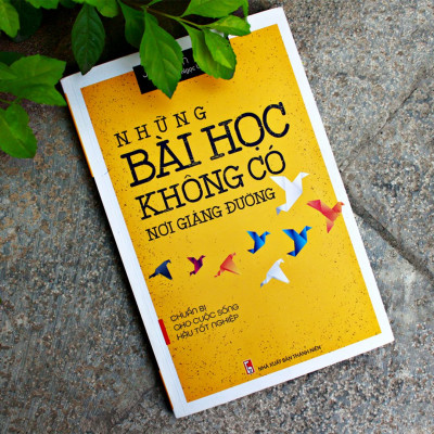 ComBo sách: 20-30 Tuổi Mười Năm Vàng Quyết Định Bạn Là Ai + Những Bài Học Không Có Nơi Giảng Đường (TB)