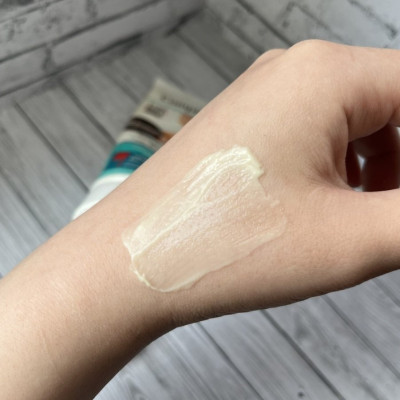 Kem nâng cơ cằm cổ Compliment với Caffeine 150ml