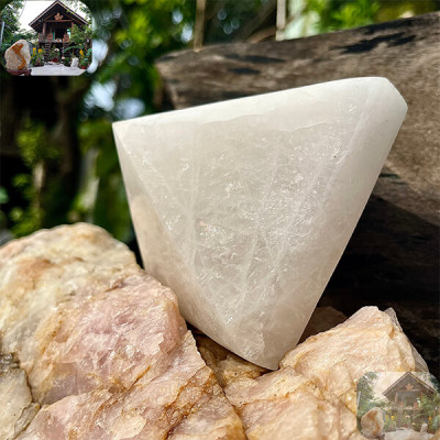 Kim tự tháp đá thạch anh trắng NHA SAN T630 Ánh sáng soi đường cho tâm hồn - 1.1 kg (8 x 10.2 cm)