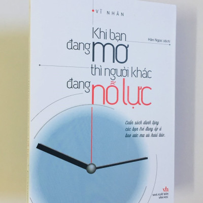 Combo 2 cuốn: Khi Bạn Đang Mơ Thì Người Khác Đang Nỗ Lực + Bạn Có Phải Là Cá Hồi Chum Không? - 10 Phút Tâm Lí Học Mỗi Ngày Cho Cuộc Sống Tốt Đẹp Hơn