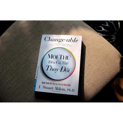 Sách - Mọi thứ đều có thể thay đổi + Khi mọi điểm tựa đều mất - FirstNews