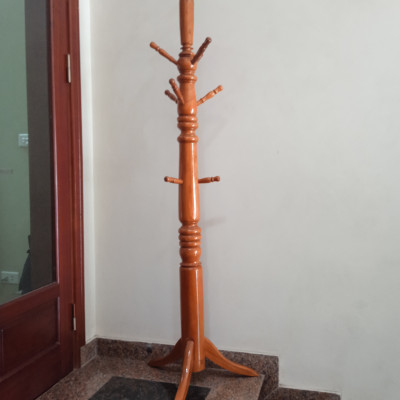 Cây treo đồ bằng gỗ thân to màu nâu nhạt 