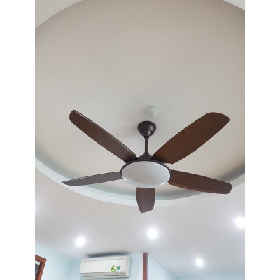 Quạt trần có đèn LED, có điều khiển từ xa, Động cơ ĐC 2 chiều tiết kiệm điện, 6 cấp gió mát nên rất phù hợp với Việt Nam
