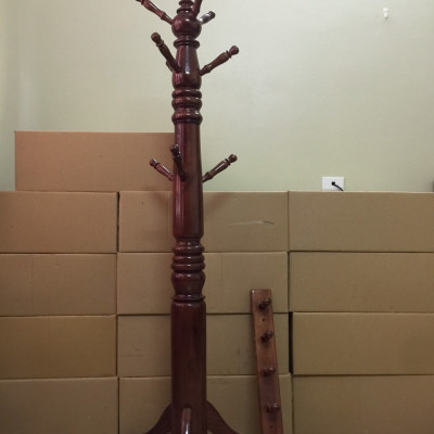 Cây treo đồ bằng gỗ đậm màu 