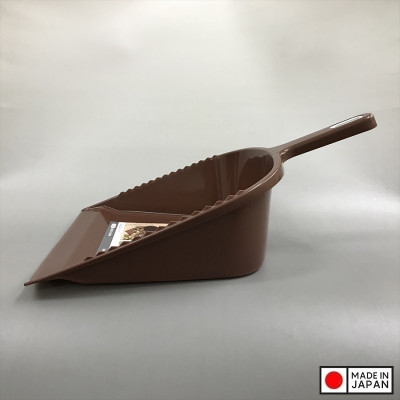 Xẻng hót rác Sanada Seiko, bề mặt xẻng có độ vát giúp dễ dàng lấy sạch rác và bụi bẩn trên bề mặt sàn nhà - nội địa Nhật Bản 