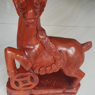 Tượng Gỗ Mỹ Nghệ trạm hình Con Dê đứng tiền màu đỏ đẹp Size cao 50cm ngang 30cm sâu 15cm Ý nghĩa trưng con dê gỗ trong nhà, trên bàn cầu mong cuộc sống bình an, may mắn, sung túc , tài lộc ạ