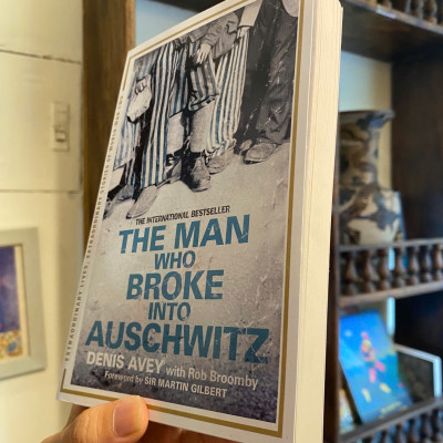 Sách - The Man Who Broke into Auschwitz: A True Story of World War II by Denis Avey | Biography