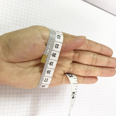 Vòng tay thạch đá thật liền khối trắng trong chế tác tại xưởng Chế Tác Đá Phong Thủy Mỹ Nghệ AnAn