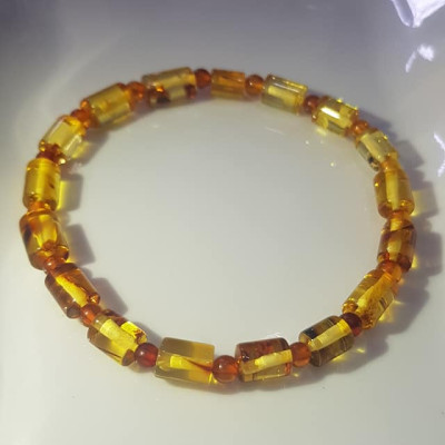 Vòng tay đá Hổ Phách Lu Kiểu SỊN tự nhiên Rẻ Đẹp Màu Vàng Anh Đậm nhạt 6mm  Nữ người lớn và bé nhỏ đeo rất xinh đẹp sang tốt sức khỏe không đá nào sánh kịp  Đá hổ phách không chỉ quý Chuẩn tốt hợp mệnh Thổ, mệnh Kim, mệnh Thủy may mắn tài lộc ạ