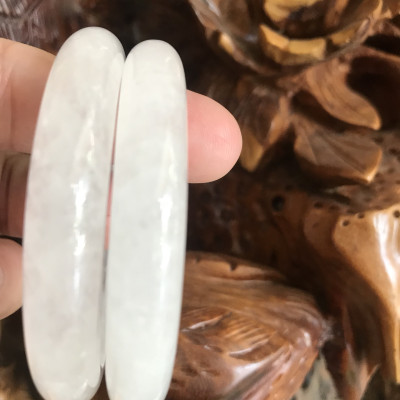 Vòng Thạch Anh Trắng Tự Nhiên Bản Hẹ Mới đẹp Ni 52mm Cao 10mm Dầy 7mm Màu trắng trong bóng đẹp Nữ mệnh Kim mệnh Thủy tay nhỏ đeo 45kg - 52 kg ạ