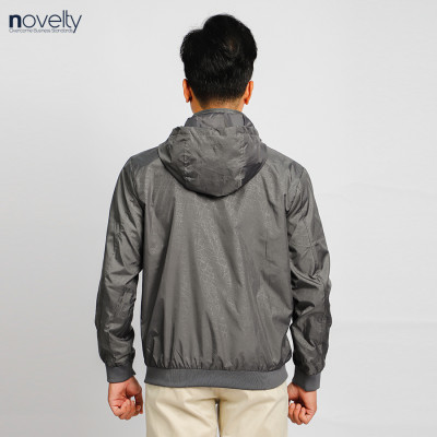 Áo jacket nam in chìm nón rời Novelty xám đậm 2203262