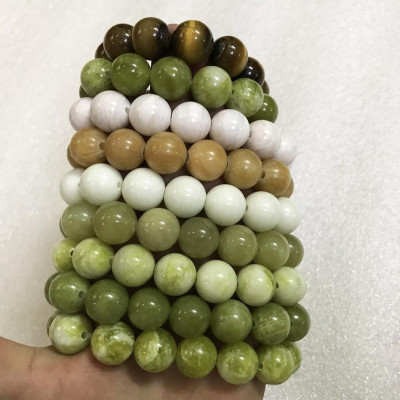 Vòng ngọc màu vàng cho người mệnh Thủy và Kim đường kính hột là 16cm