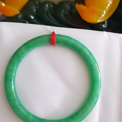 Vòng cẩm thạch Mới Đ Lý 54mm x cọng 7mm Màu xanh ngọc đậm đậu đẹp xinh xắn Nữ mệnh Mộc mệnh Hỏa mệnh Thủy 53kg - 60kg đeo đẹp ạ