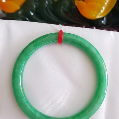 Vòng cẩm thạch Mới Đ Lý 54mm x cọng 7mm Màu xanh ngọc đậm đậu đẹp xinh xắn Nữ mệnh Mộc mệnh Hỏa mệnh Thủy 53kg - 60kg đeo đẹp ạ