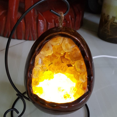 Miếng thạch anh Vàng tự nhiên hốc sâu có đế kiểu có đèn điện công dụng hút tài lộc cả chân Cao 16cm đk 12cm miếng Vàng cao 10cm đk 8cm Anh Chị để bàn trang trí nhà bàn thờ Thần Tài và treo trong phòng làm đèn ngủ may mắn màu Vàng Anh thật sự rất tốt đẹp ạ