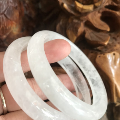 Vòng Thạch Anh Trắng Tự Nhiên Bản Hẹ Mới đẹp Ni 52mm Cao 10mm Dầy 7mm Màu trắng trong bóng đẹp Nữ mệnh Kim mệnh Thủy tay nhỏ đeo 45kg - 52 kg ạ