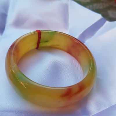 Vòng Tay Bản Hẹ Vàng Đỏ tươi bóng đẹp Size 59mm x cao 19mm x dầy 9mm  Chất liệu đá cẩm thạch  Hợp Nam Nữ mệnh Thổ mệnh Kim 60kg - 68kg đeo đẹp ạ