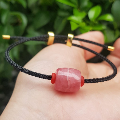 Vòng tay Charm Đá Đào Hoa hồng tươi tự nhiên bóng đẹp phối dây đen may mắn có khoen chỉnh theo tay lớn nhỏ được Nữ mệnh hỏa, mệnh thổ đeo xinh tay may mắn tài lộc tốt công việc ạ