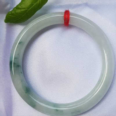 Vòng Tay Đá Ngọc Cẩm Thạch tự nhiên TR LÝ 49mm x cọng 7,2mm Màu bạch ngọc trắng bóng điểm lý xanh rêu rất là đẹp sang Nữ mệnh Kim, mệnh Thủy năngh 47kg - 51kg đeo đẹp ạ