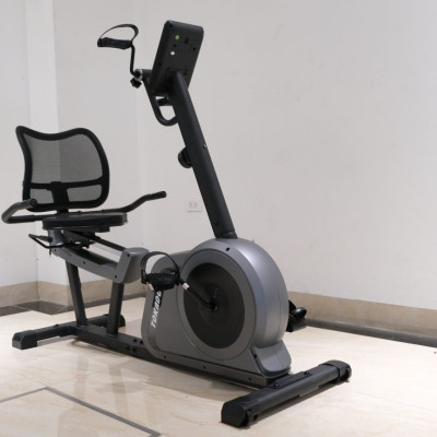 Xe đạp phục hồi chức năng TK8601R điều chỉnh yên linh hoạt, lưng dựa thoáng khí êm ái, tải trọng 120kg chắc chắn, bánh đà 3kg điều chỉnh nặng nhẹ linh hoạt cho người sử dụng.