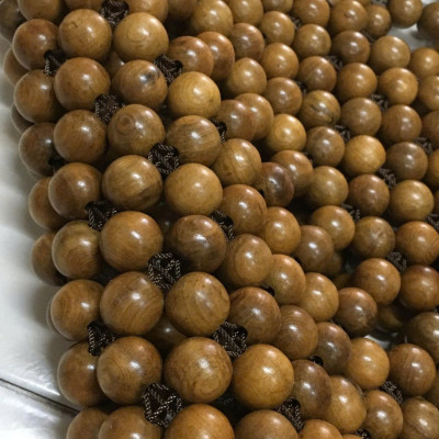 Đệm Lót Ghế Xe Ô Tô Hạt Gỗ Bách Xanh Hạt 1.8cm - Móc Viền Thủ Công ( hình thật )