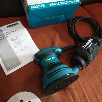 MÁY CHÀ NHÁM TRÒN 125MM 240W MAKITA M9204B - HÀNG CHÍNH HÃNG