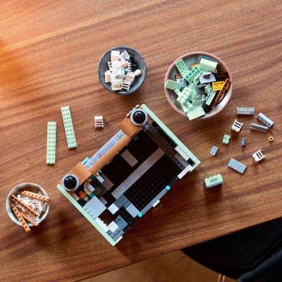 LEGO ICONS 10334 Đồ Chơi Lắp Ráp Đài Radio Cổ Điển (906 chi tiết)