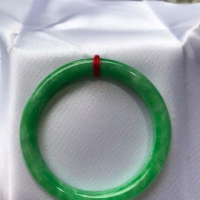 Vòng Tay Đá Cẩm Thạch Đậu Đẹp size 48mm x dầy 7mm Màu Xanh Lá Đậu Bóng Rất Là Đẹp Nữ tay nhỏ Nữ mệnh mộc hỏa thủy 35kg - 49kg đeo ạ