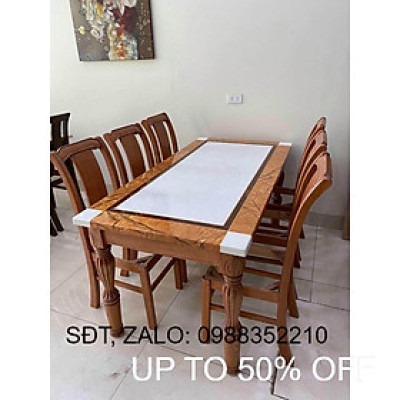 Bàn ăn sáu ghế gỗ sồi kiểm tra hàng trước khi thanh toán