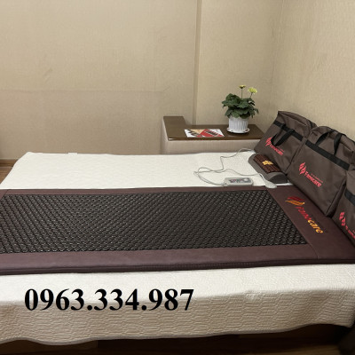 Thảm đá nhiệt nóng Fanocare KT 80x190x3.5cm C2500D lục giác đen (Tặng kèm 1 gối đá tourmaline)