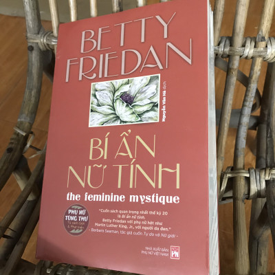 COMBO SÁCH HAY: BÍ ẨN NỮ TÍNH + LỊCH SỬ VÚ