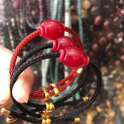 CHIẾC VÒNG TAY MẮN MẮN LU THỐNG ĐỎ ĐỎ ĐẬM TRÒN HẠT TO ĐẬM ĐẸP  CHẤT LIỆU ĐÁ MÃ NÃO DÂY ĐỎ DÂY ĐEN CÓ KHOEN MỚI CHỈNH THEO TAY  HỢP MỆNH HỎA MỆNH THỔ Ạ