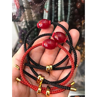CHIẾC VÒNG TAY MẮN MẮN LU THỐNG ĐỎ ĐỎ ĐẬM TRÒN HẠT TO ĐẬM ĐẸP  CHẤT LIỆU ĐÁ MÃ NÃO DÂY ĐỎ DÂY ĐEN CÓ KHOEN MỚI CHỈNH THEO TAY  HỢP MỆNH HỎA MỆNH THỔ Ạ
