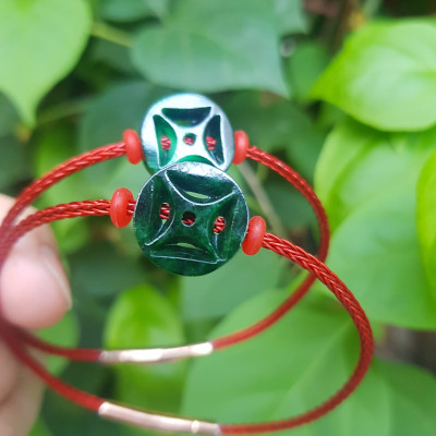 Vòng đeo tay may mắn charm Đồng Tiền Xanh Tài Lộc  Chất liệu đá cẩm thạch xanh đậm tự nhiên  Vòng charm đồng tiền dây Đỏ may mắn nữ đeo xinh đẹp may mắn ạ